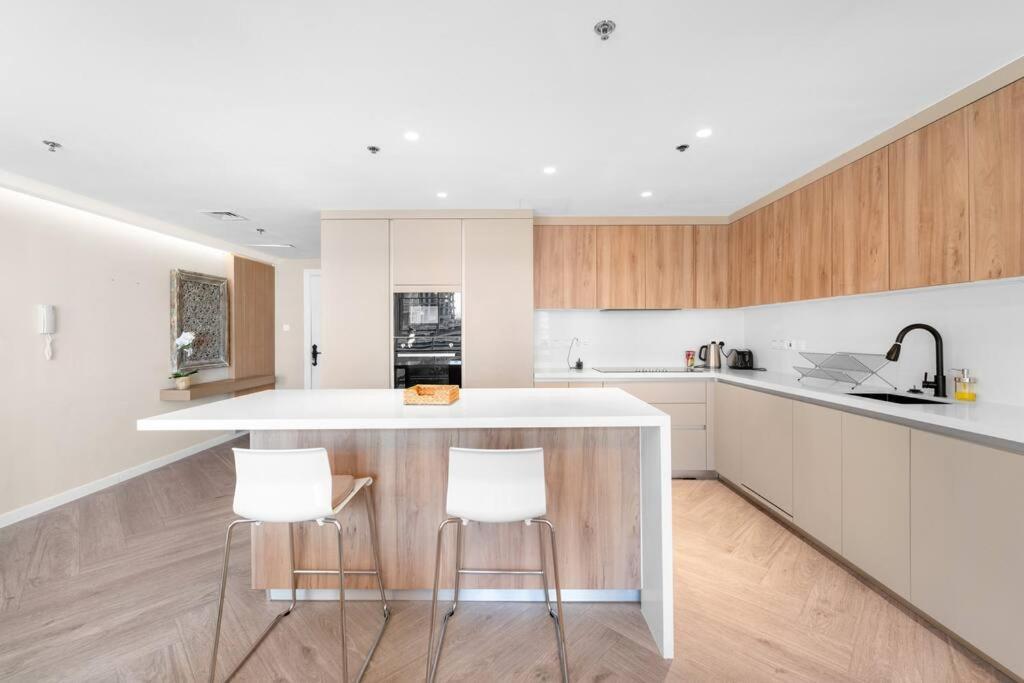 Vibrant 2br Escape With Pool & Gym * Dubai