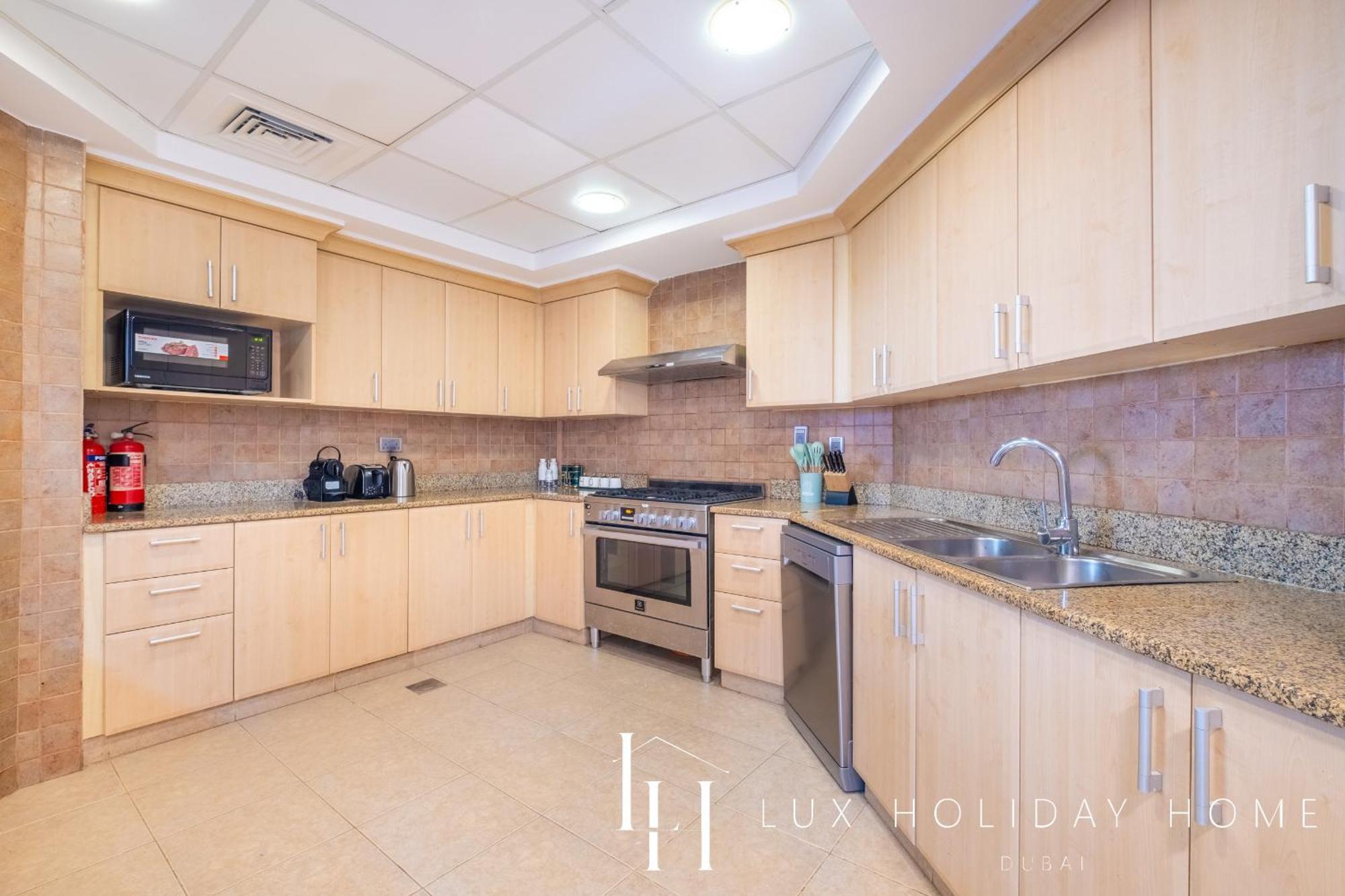 Lux - The Shoreline Penthouse * Dubai