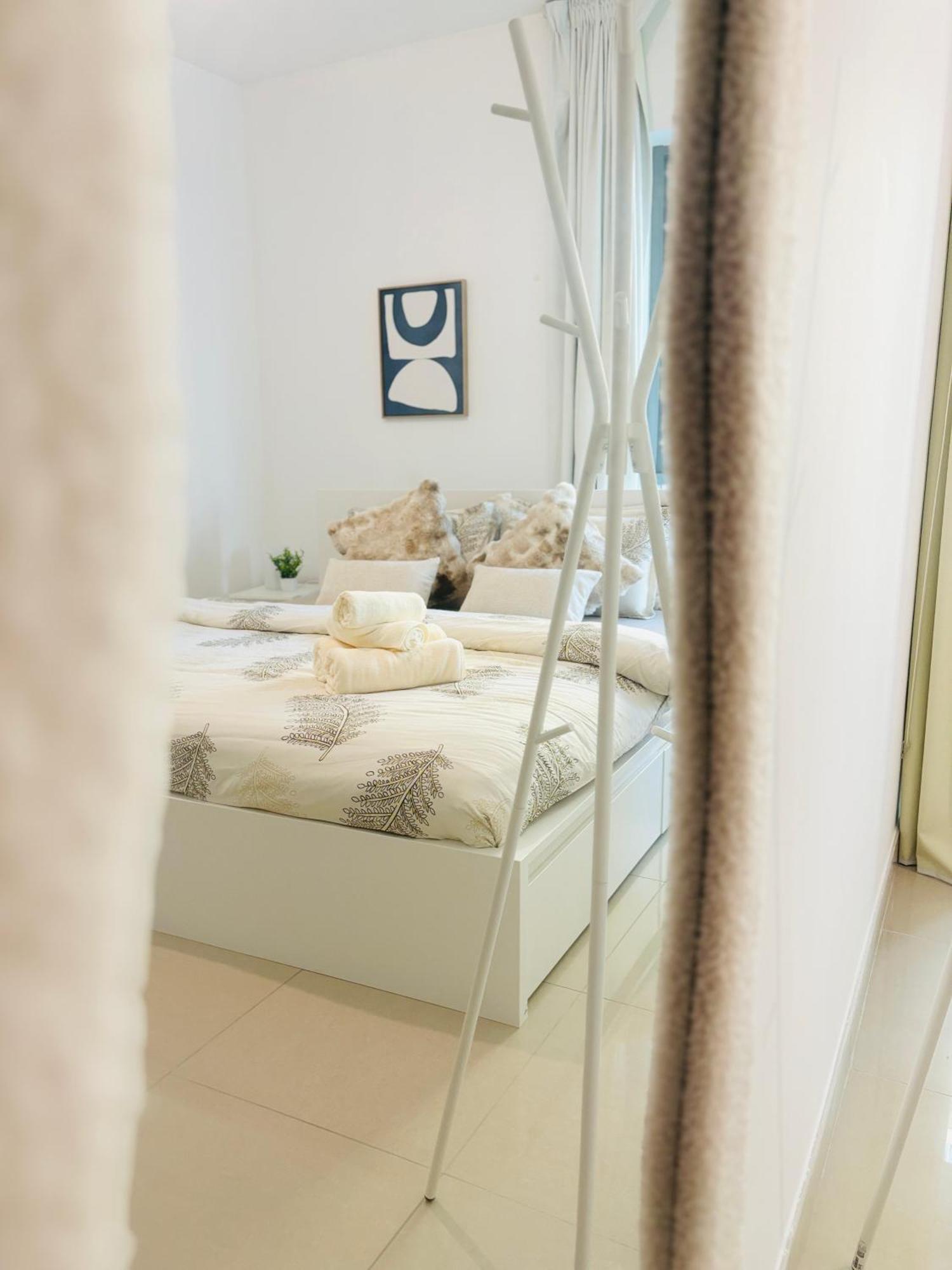 Luxury One Bedroom With Fountain View Opposite Mall * Dubai