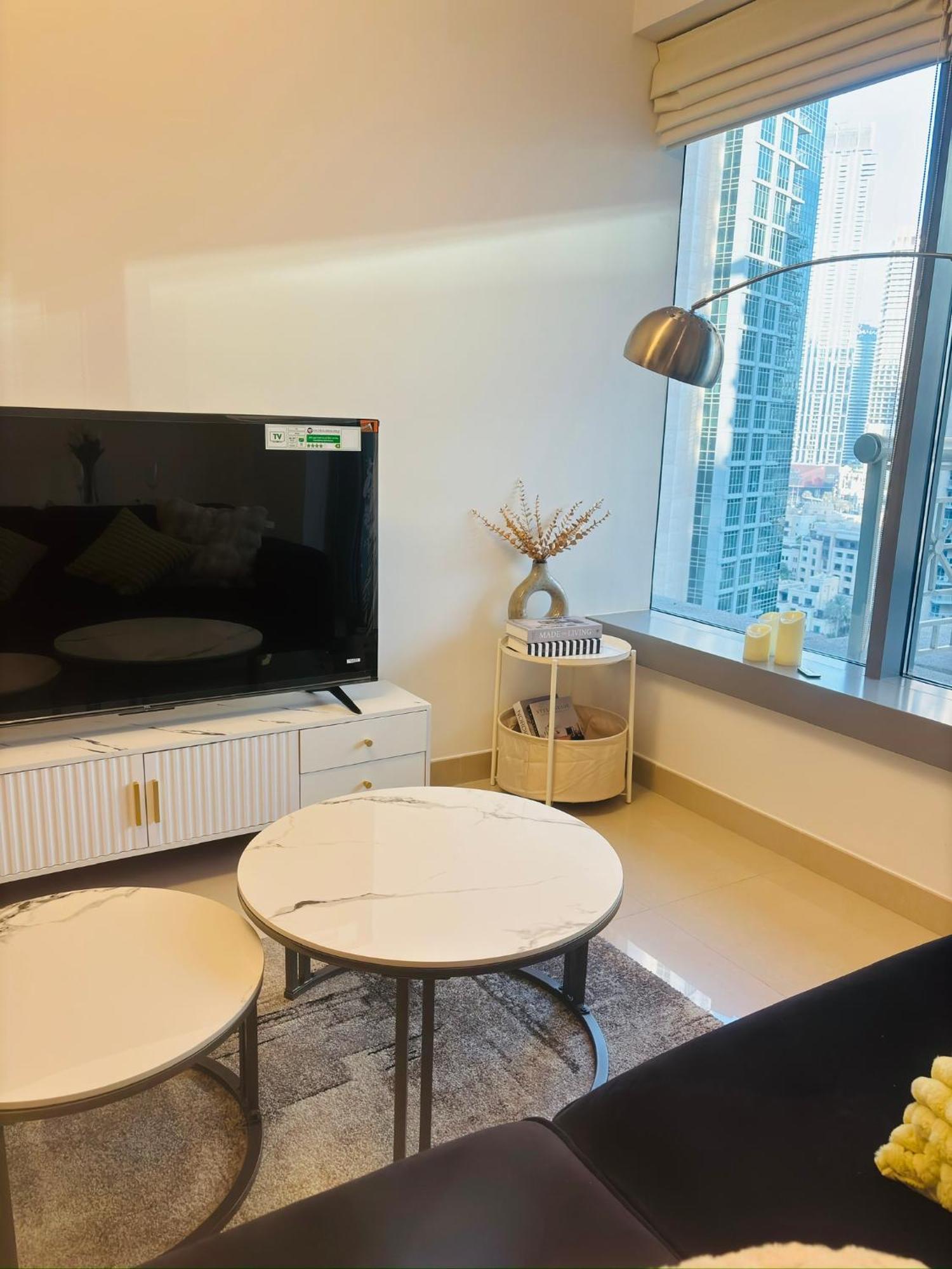Luxury One Bedroom With Fountain View Opposite Mall Apartment