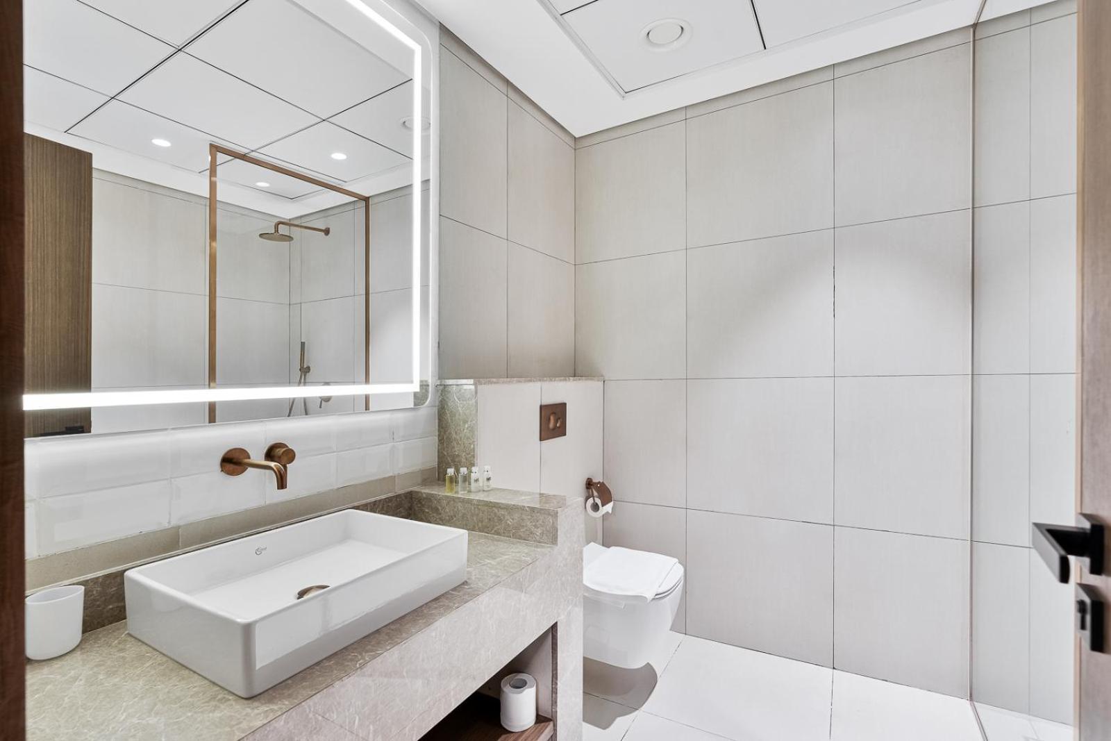 Modern 2 Bedroom Near Butterfly Garden *
