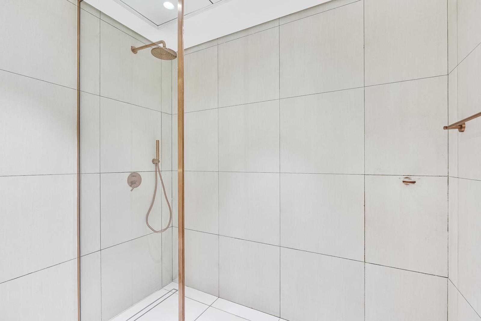 Modern 2 Bedroom Near Butterfly Garden * Dubai