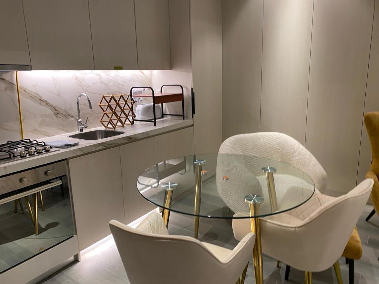 Apartment With Stunning Marina And Eye View Dubai