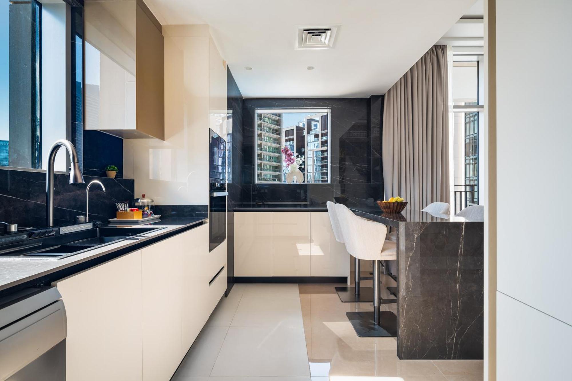 Downtown Luxury Treat - Premium Location! 2 Bedroom! Apartment