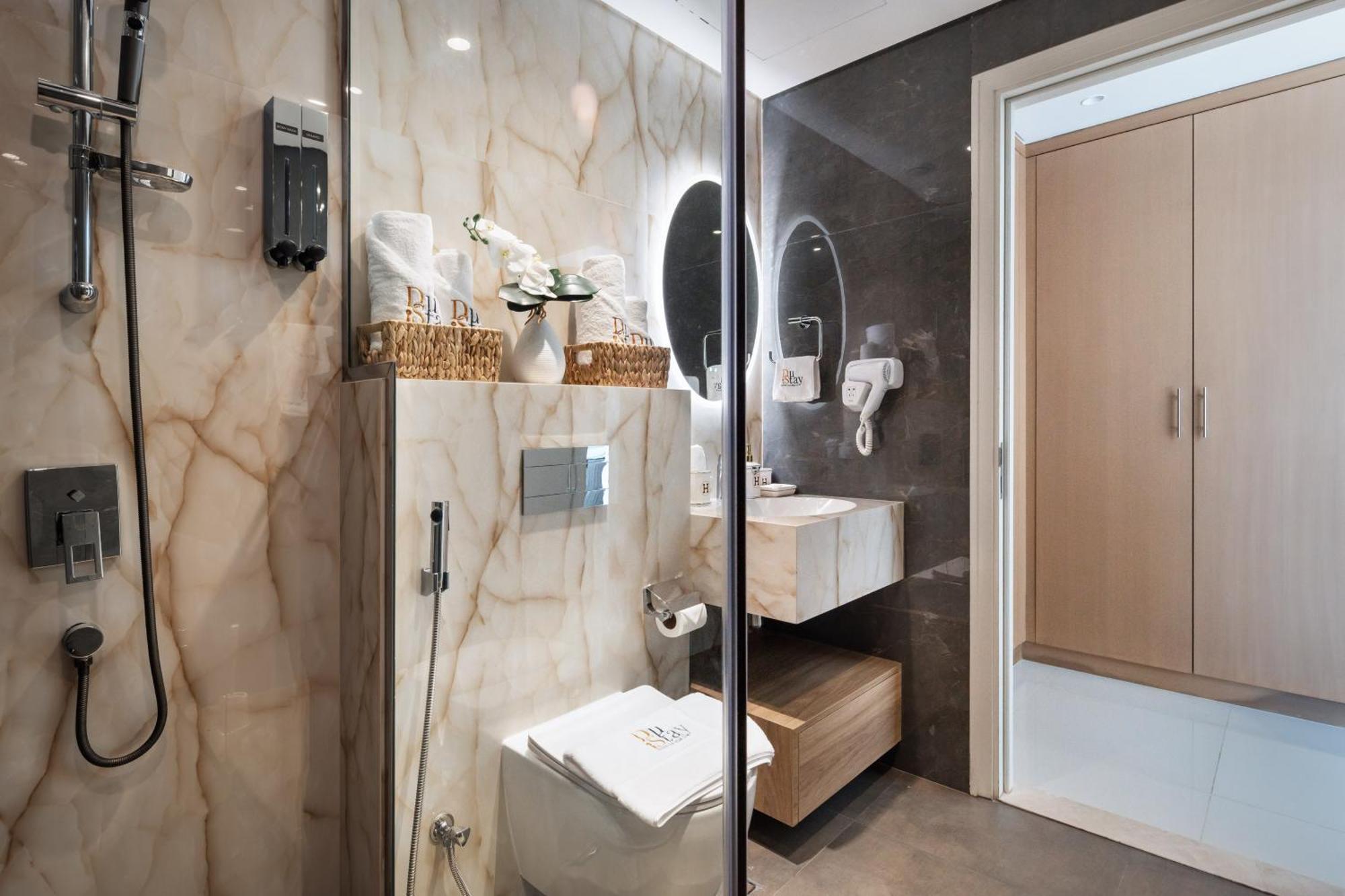 Downtown Luxury Treat - Premium Location! 2 Bedroom! *