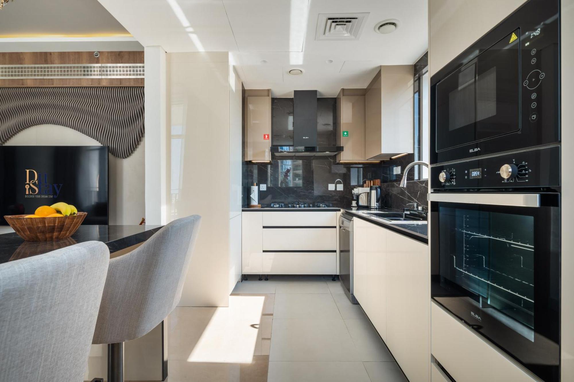 Downtown Luxury Treat - Premium Location! 2 Bedroom! *