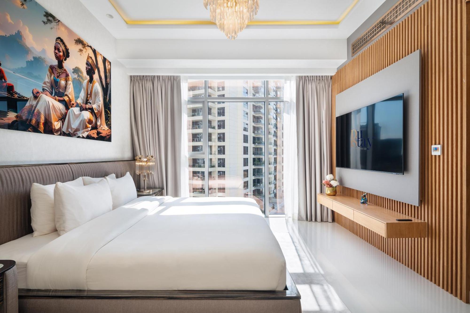 Downtown Luxury Treat - Premium Location! 2 Bedroom! Apartment