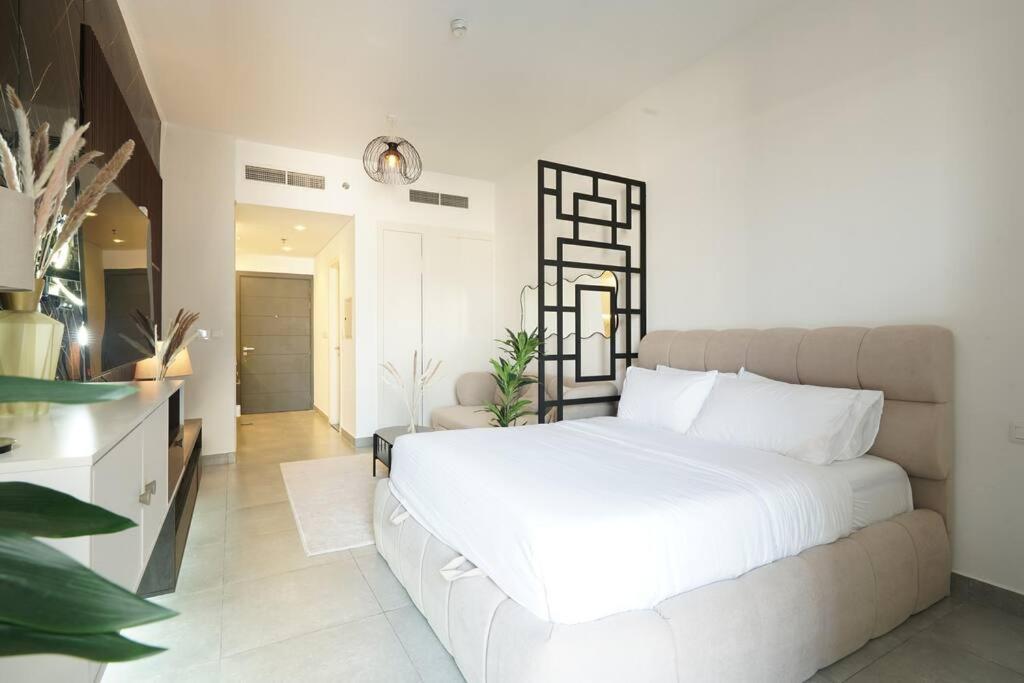Dayf-luc Stylish Modern Comfort & Great Location Apartment