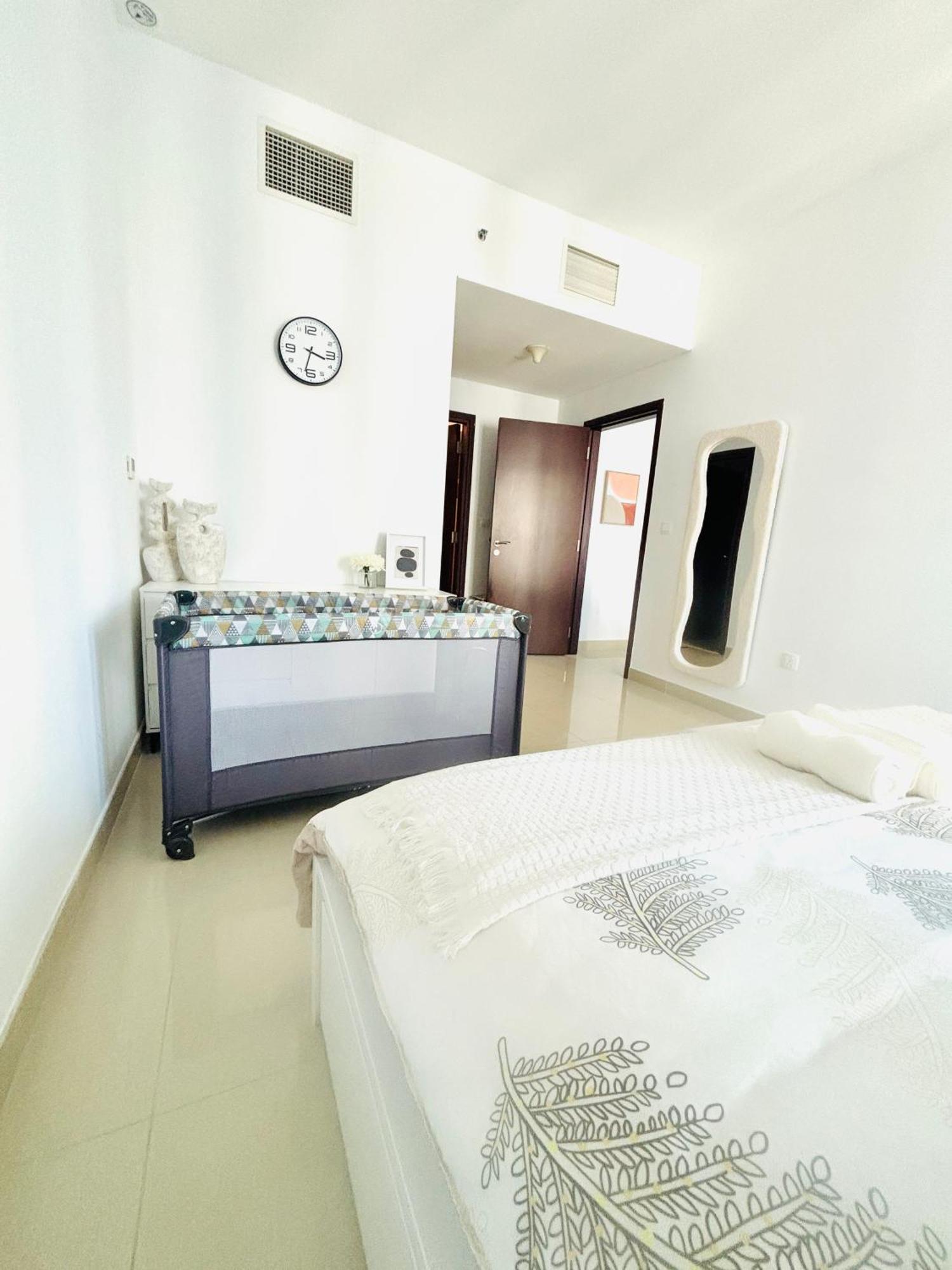 Luxury One Bedroom With Fountain View Opposite Mall Apartment