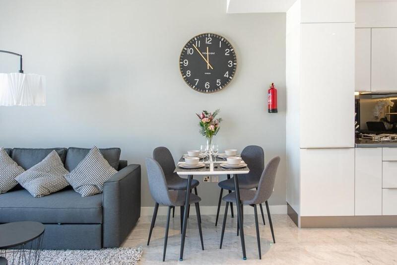 Stylish 1br With Skyline Views In Business Bay 10 Mins To Burj Khalifa Dubai