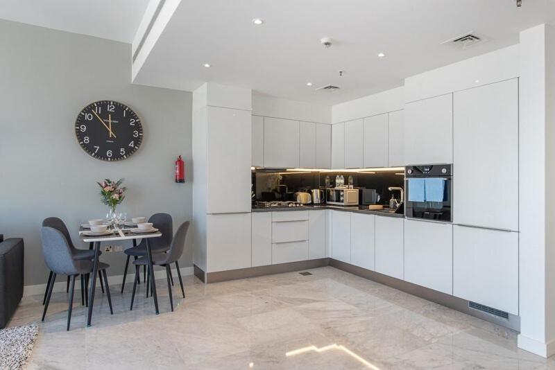 Stylish 1br With Skyline Views In Business Bay 10 Mins To Burj Khalifa