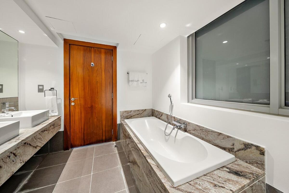 First Class 2br Upscale Duplex Living * Dubai