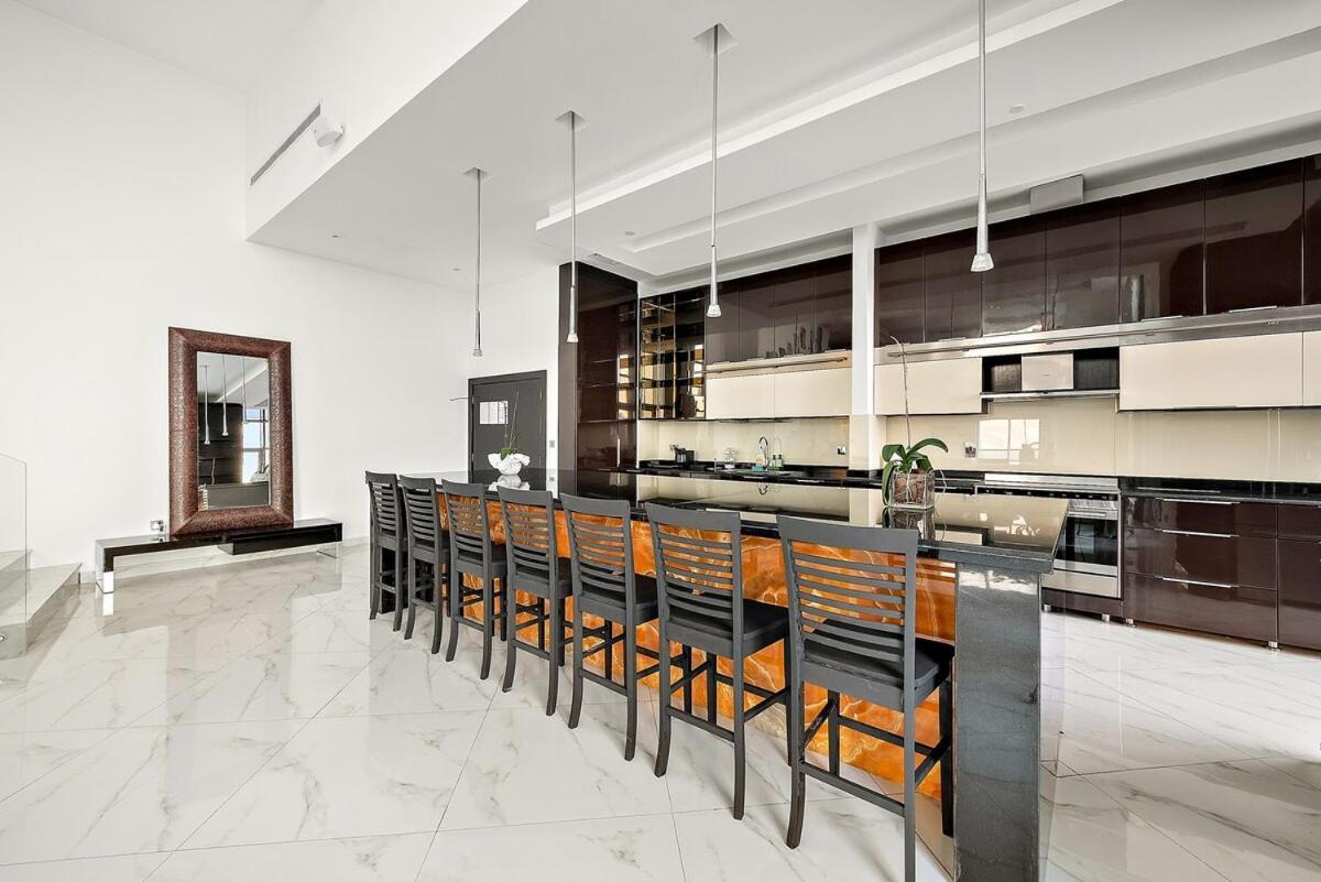 Apartment First Class 2br Upscale Duplex Living Dubai