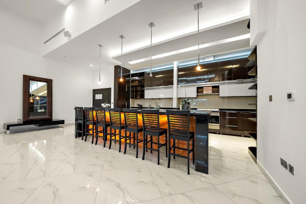 First Class 2br Upscale Duplex Living *
