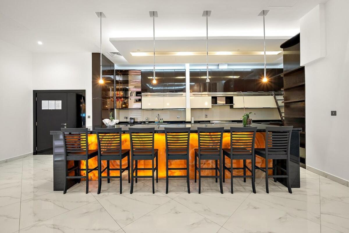 First Class 2br Upscale Duplex Living Apartment *