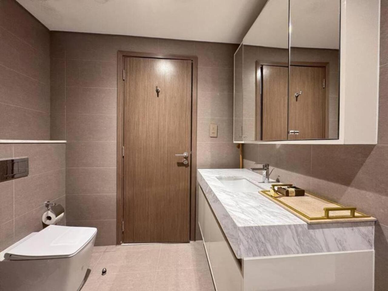 Brown Stone - Fountain & Burj Khalifa View Apartment