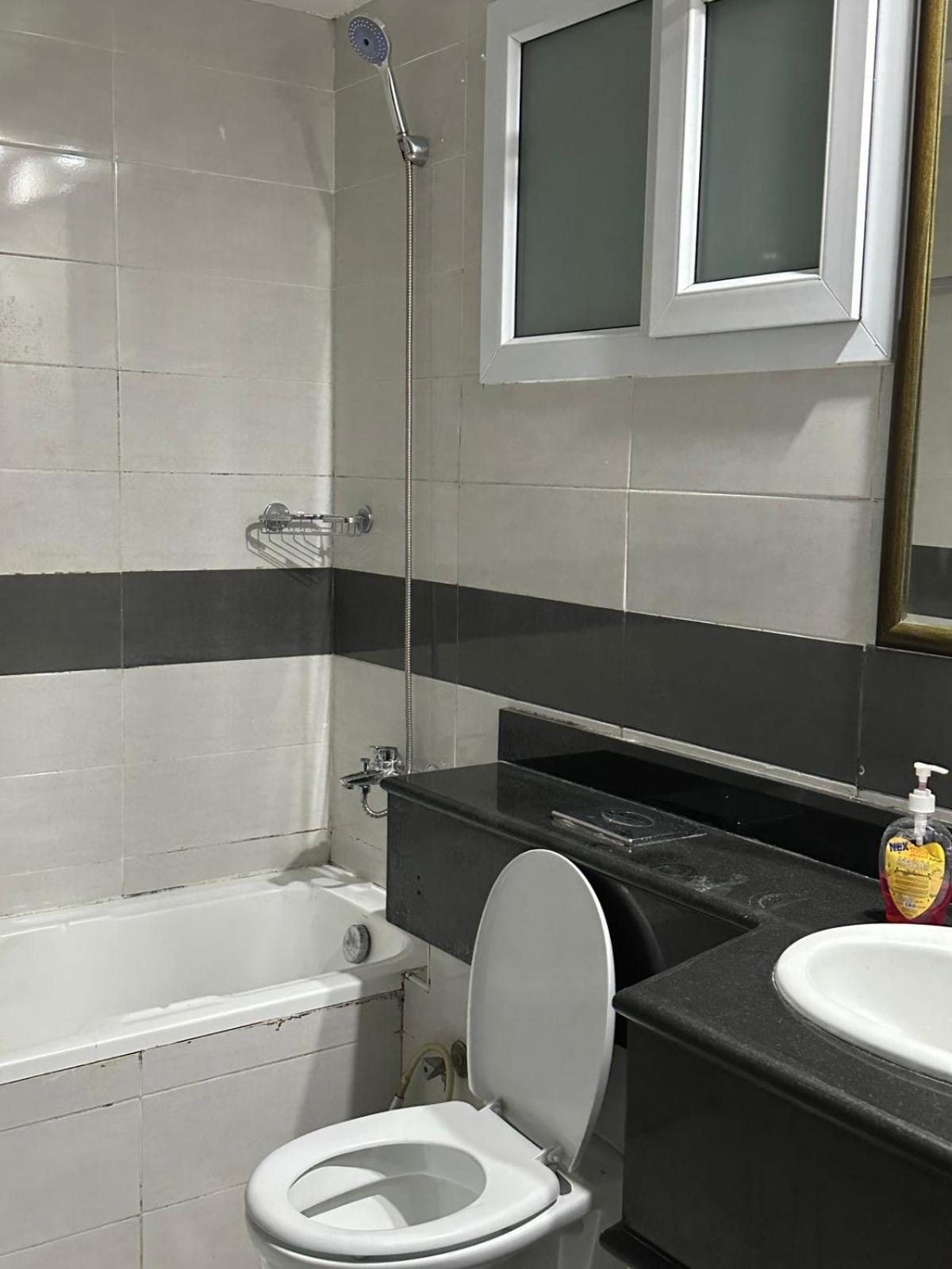 Brand New Unisex Budget Family In Center Of Bur Homestay Dubai