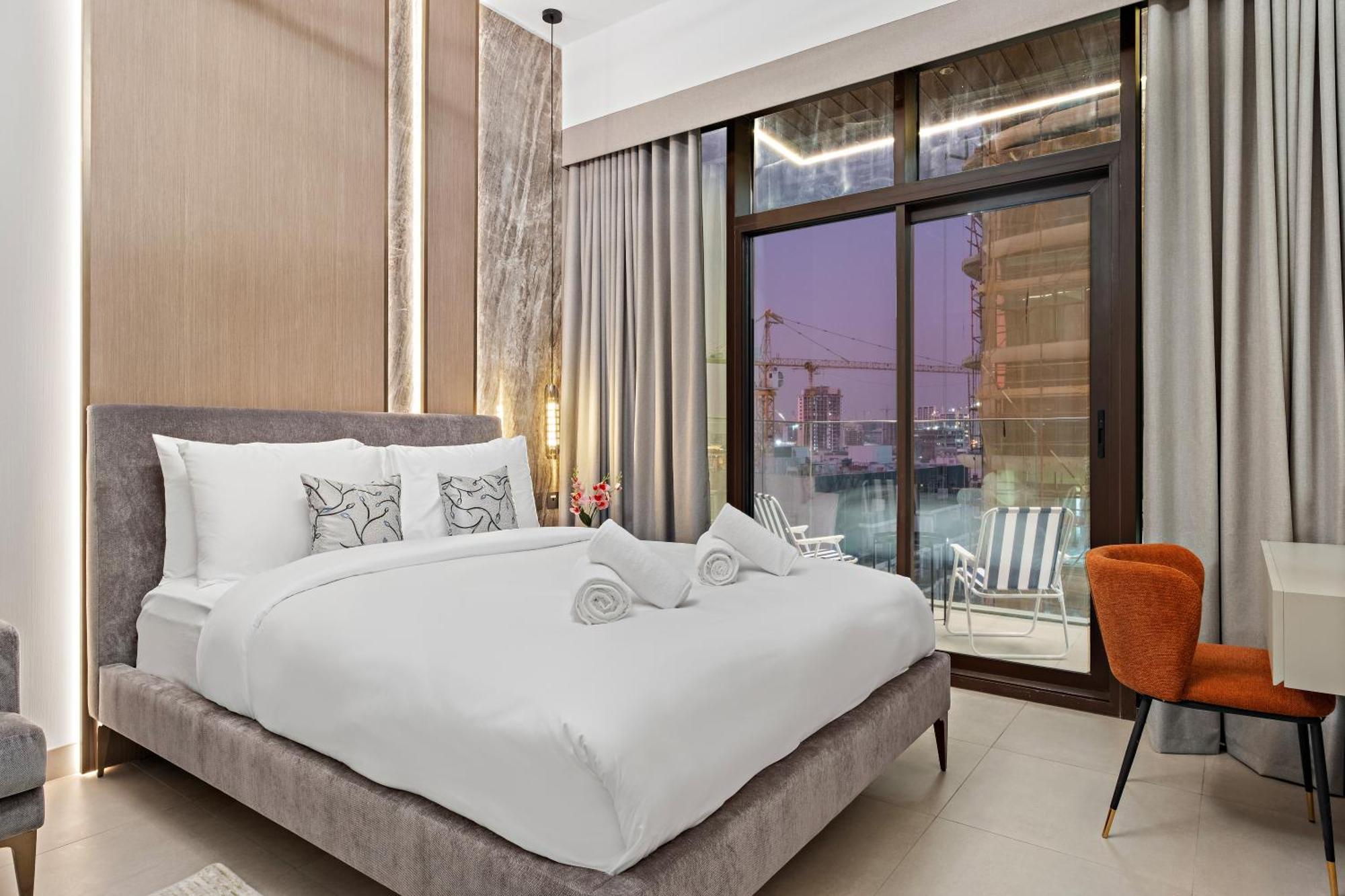 Apartment Chic With Balcony At Westwood Grande