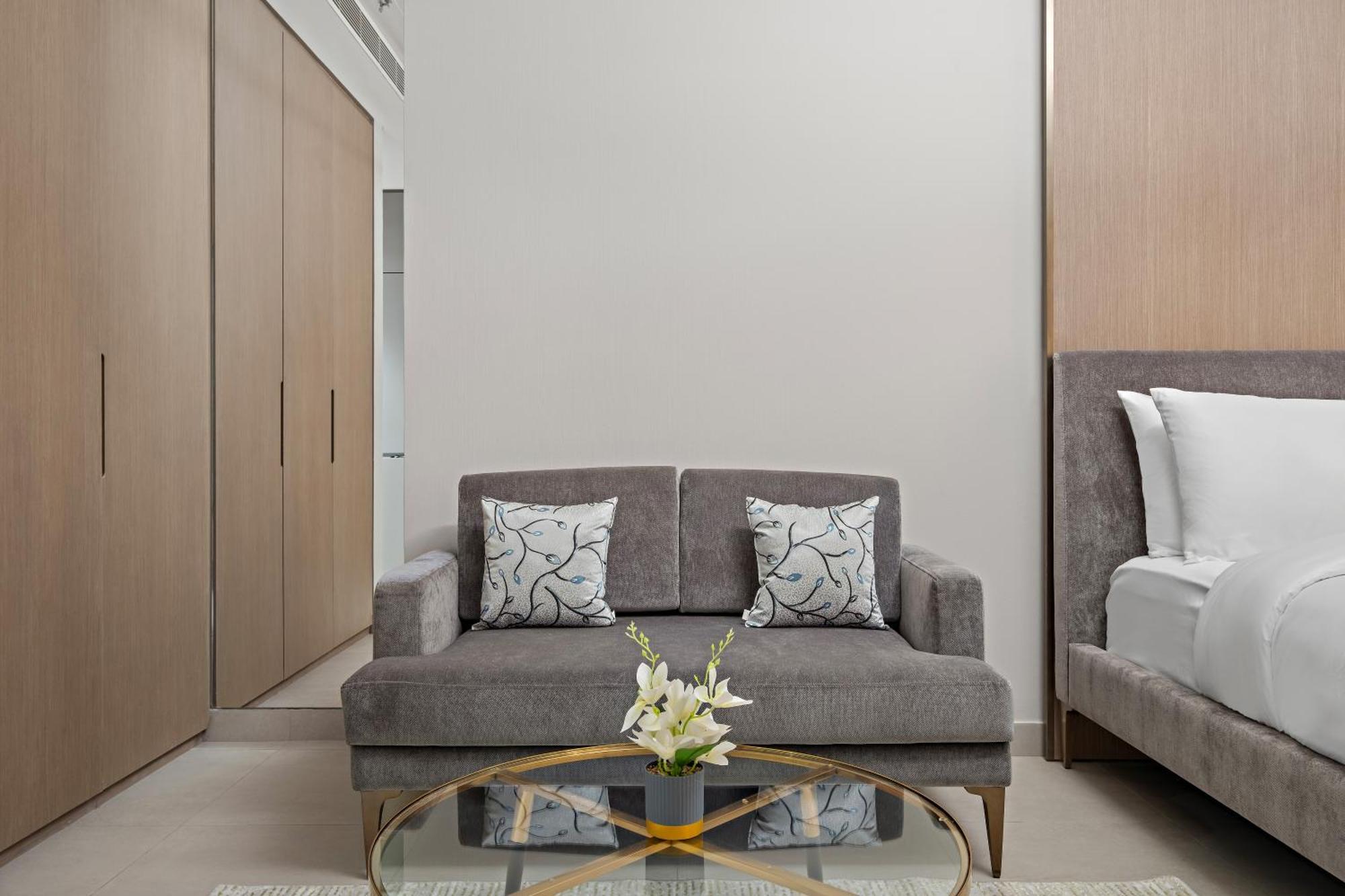Apartment Chic With Balcony At Westwood Grande