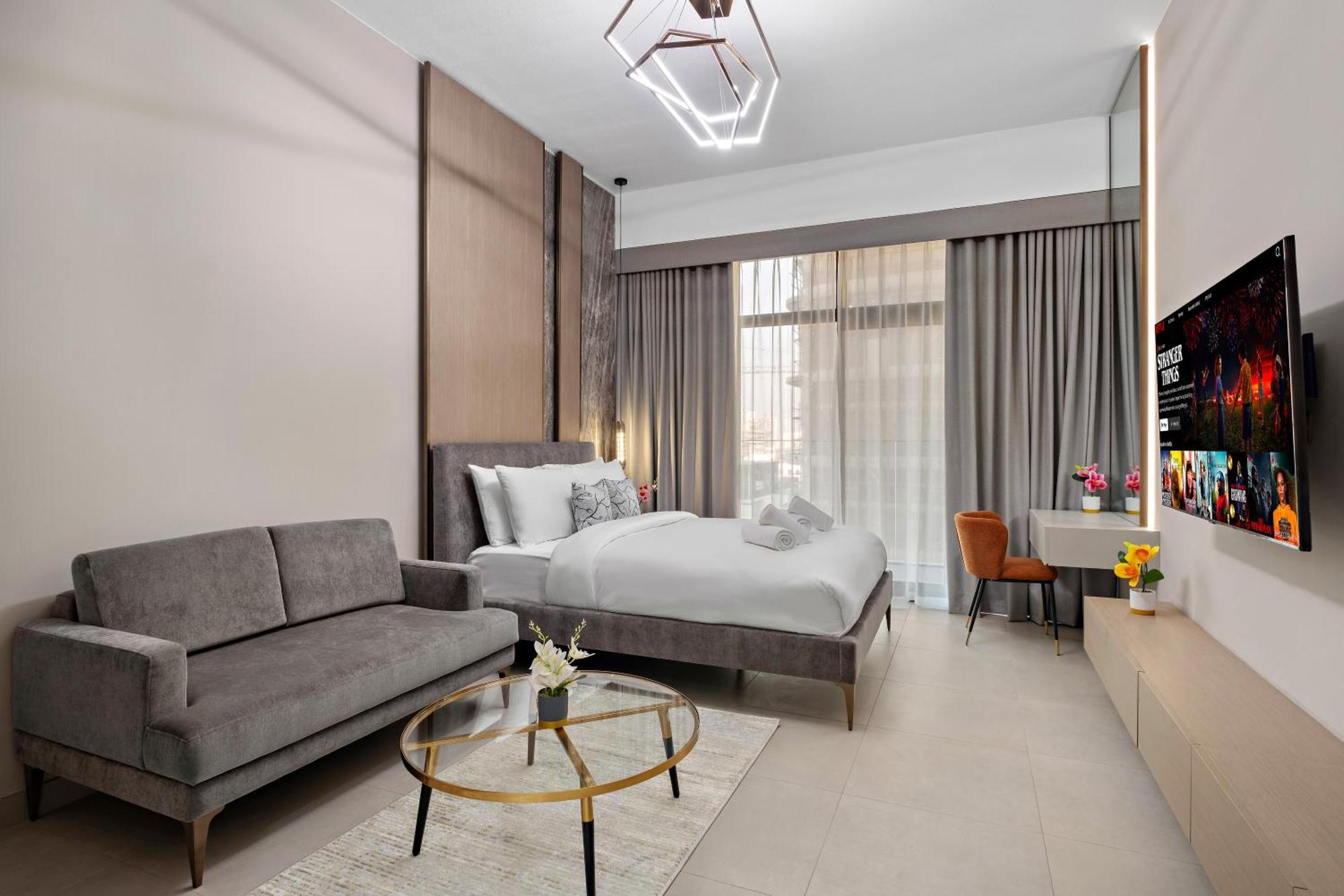 Chic With Balcony At Westwood Grande
