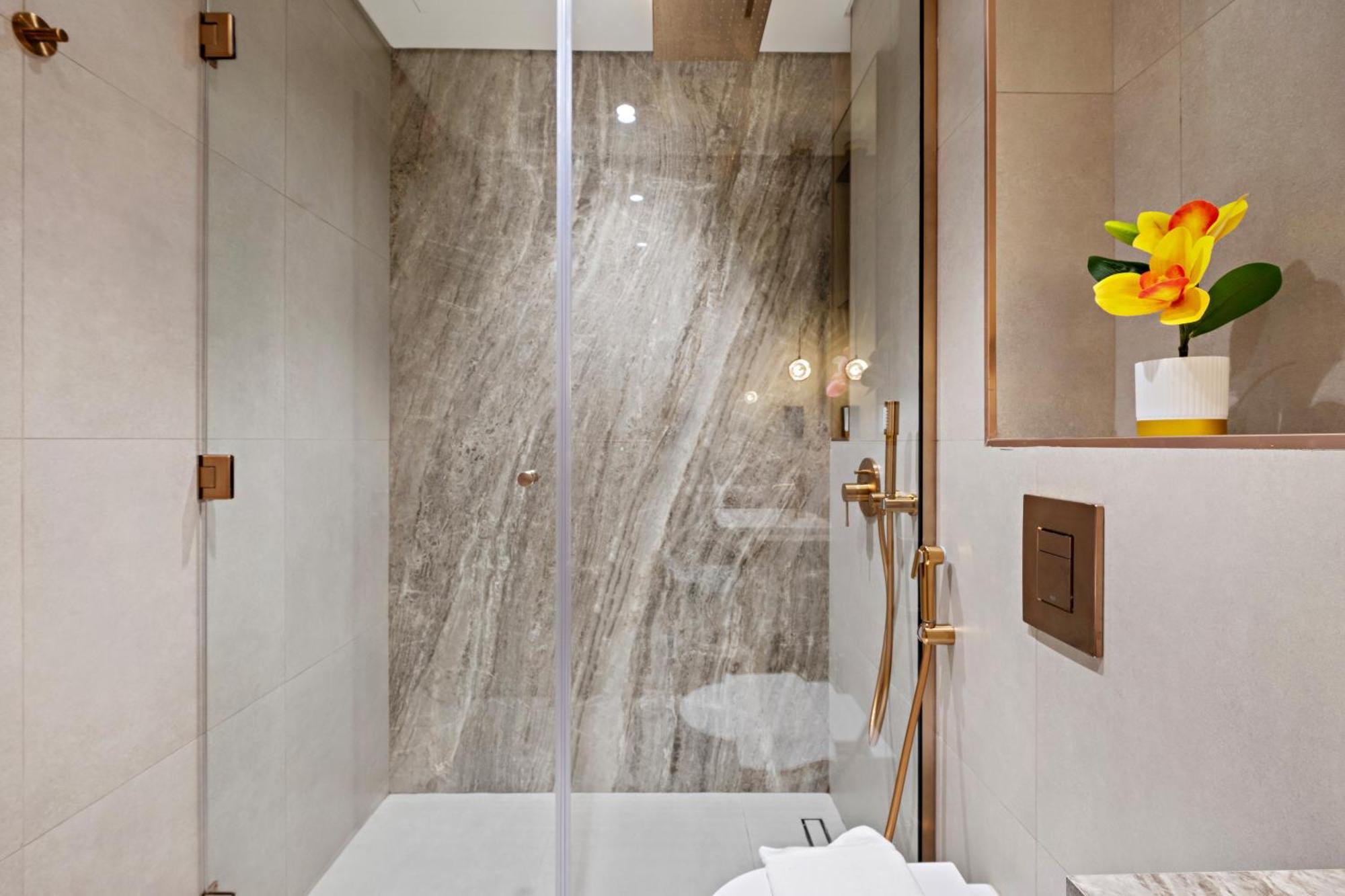 Apartment Chic With Balcony At Westwood Grande