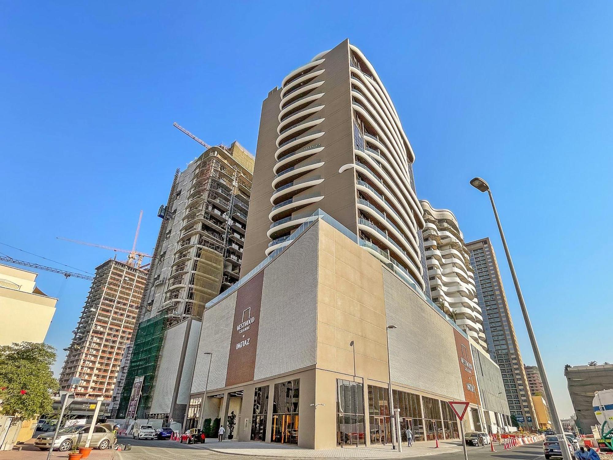 Chic With Balcony At Westwood Grande