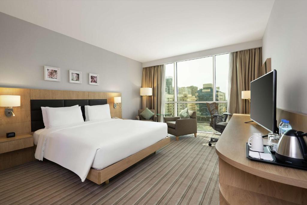 Hilton Garden Dubai, Mall Avenue