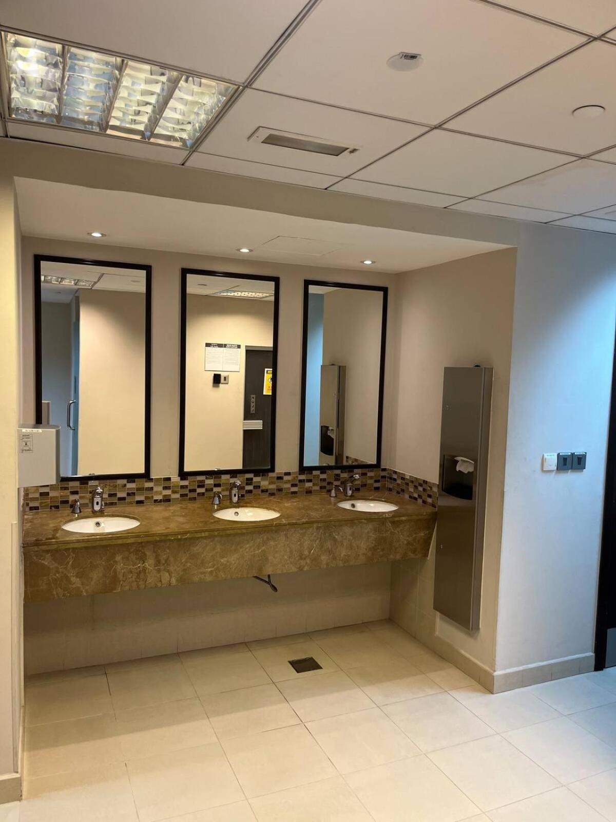 Luxury One Bedroom With Fountain View Opposite Mall Apartment