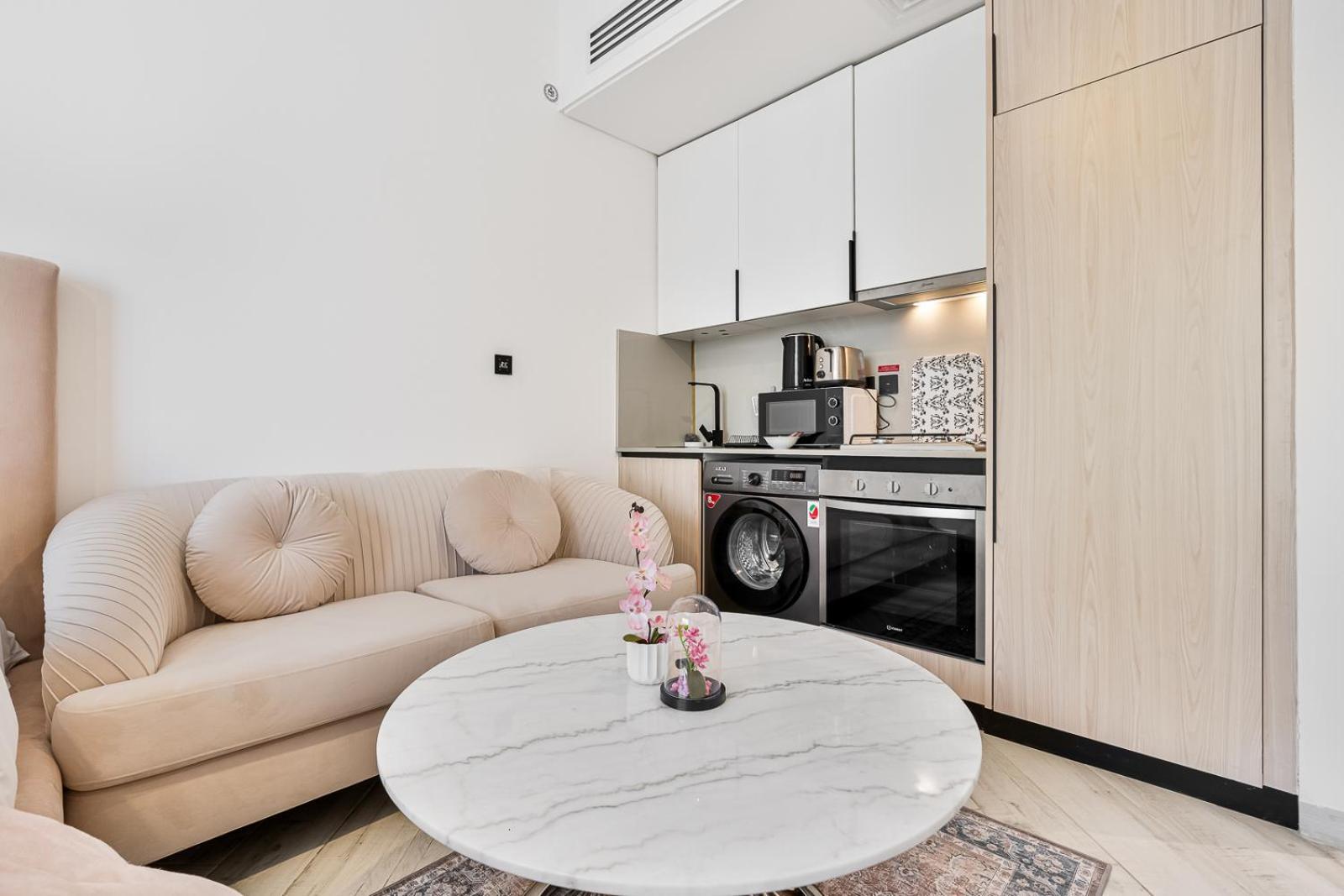 Apartment Stylish With Pool, Bbq Area & Playground