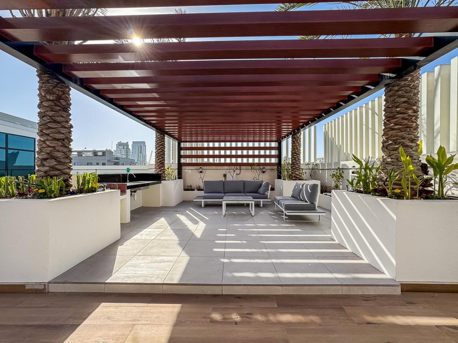 Apartment Stylish With Pool, Bbq Area & Playground