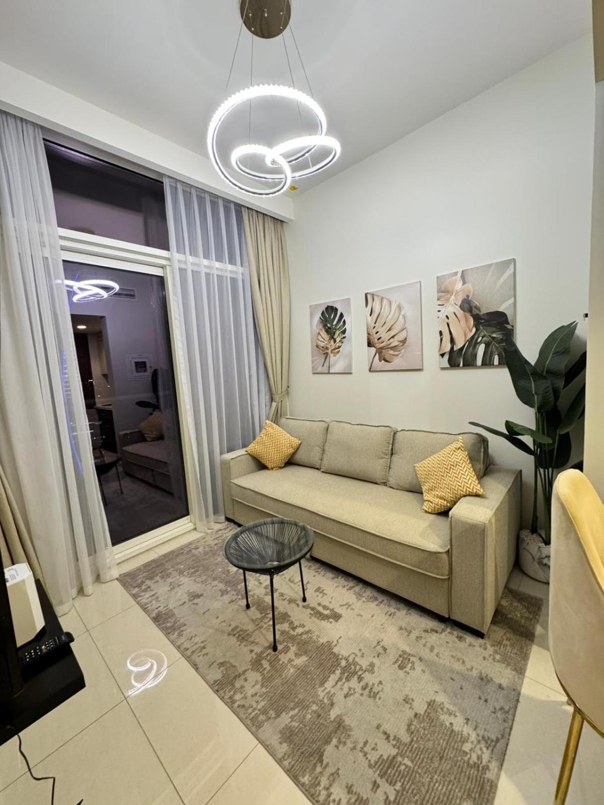Chic 1-bedroom Retreat With Stunning Canal View Near Burj Khalifa & Business Bay Apartamento