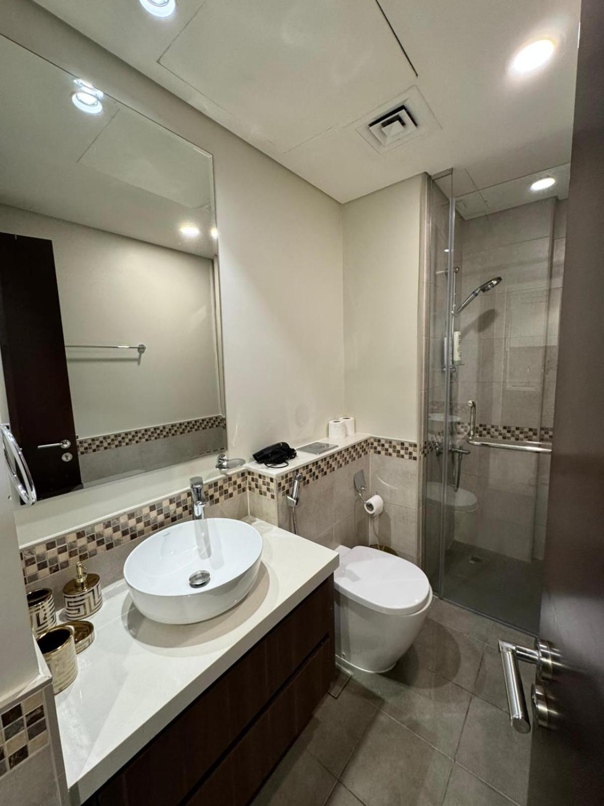 Chic 1-bedroom Retreat With Stunning Canal View Near Burj Khalifa & Business Bay Apartamento Dubai