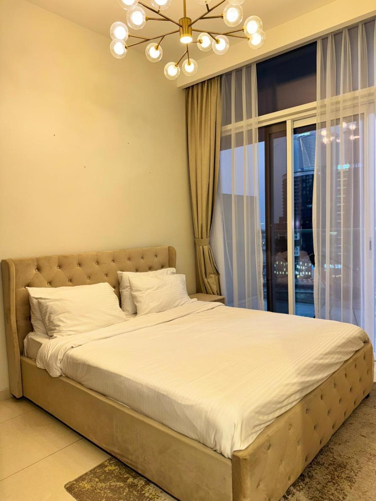 Apartamento Chic 1-bedroom Retreat With Stunning Canal View Near Burj Khalifa & Business Bay