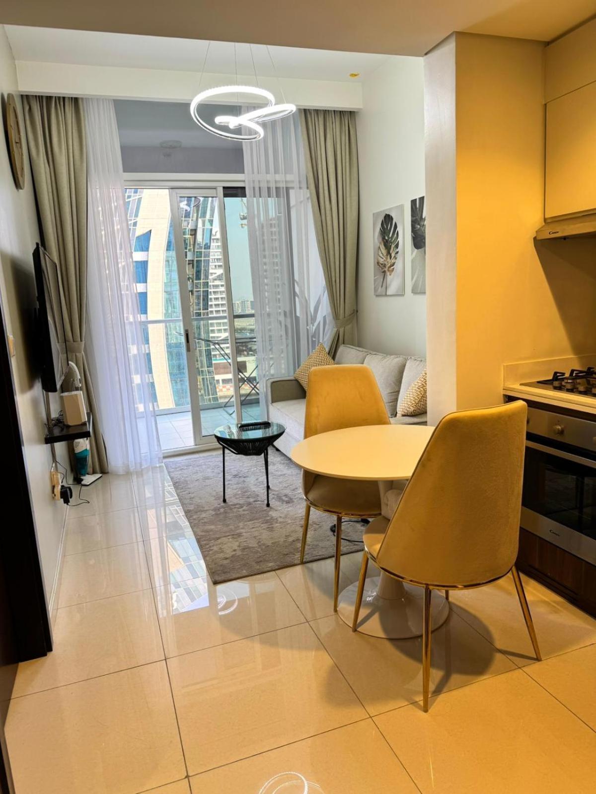 Apartamento Chic 1-bedroom Retreat With Stunning Canal View Near Burj Khalifa & Business Bay *
