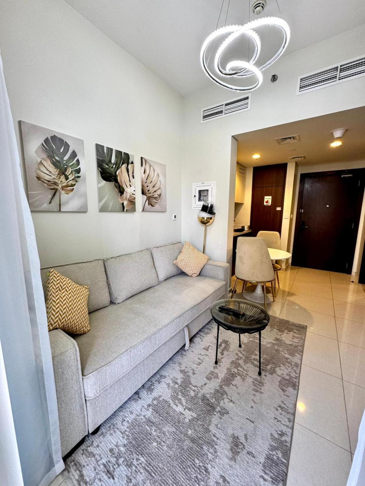 Chic 1-bedroom Retreat With Stunning Canal View Near Burj Khalifa & Business Bay Apartamento Dubai