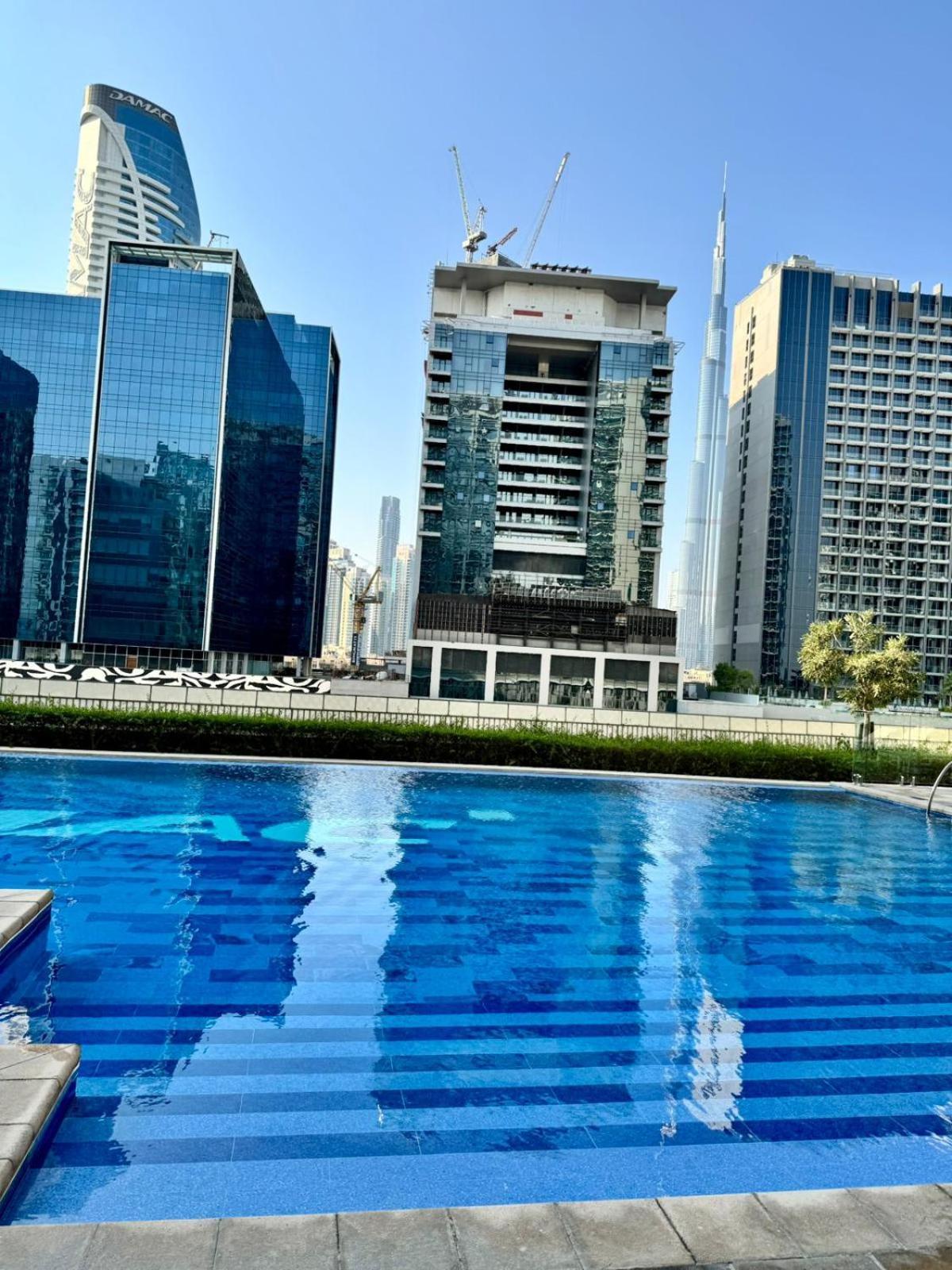 Chic 1-bedroom Retreat With Stunning Canal View Near Burj Khalifa & Business Bay Apartamento *