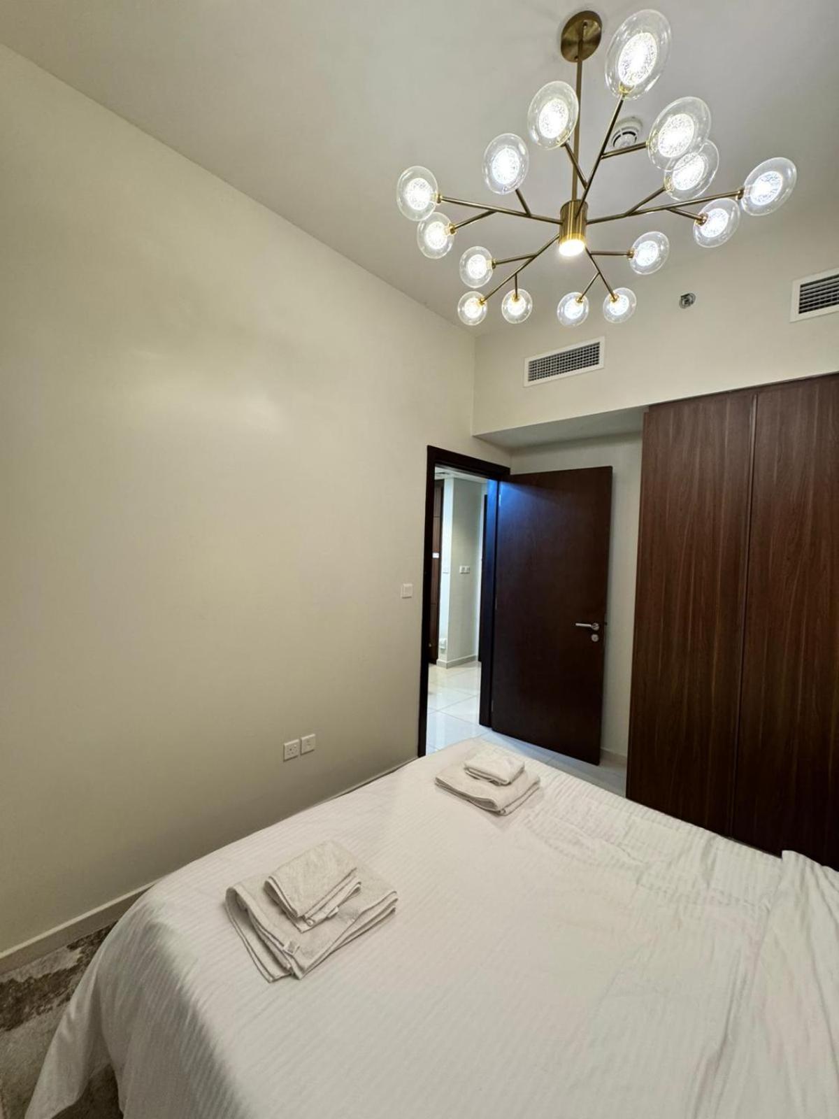 Chic 1-bedroom Retreat With Stunning Canal View Near Burj Khalifa & Business Bay Apartamento Dubai