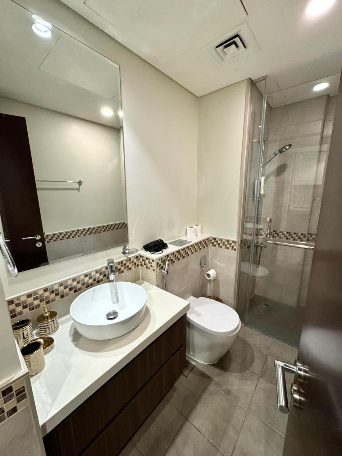 Chic 1-bedroom Retreat With Stunning Canal View Near Burj Khalifa & Business Bay Apartamento