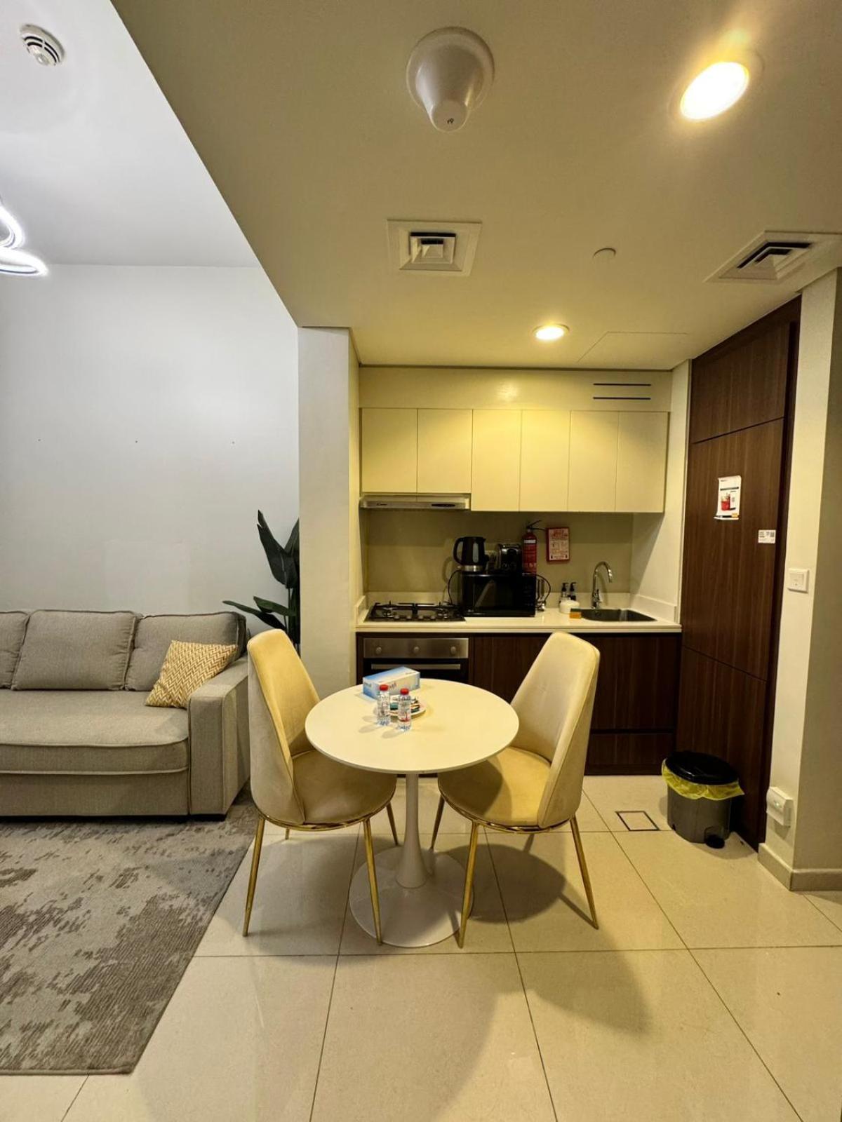 Apartamento Chic 1-bedroom Retreat With Stunning Canal View Near Burj Khalifa & Business Bay