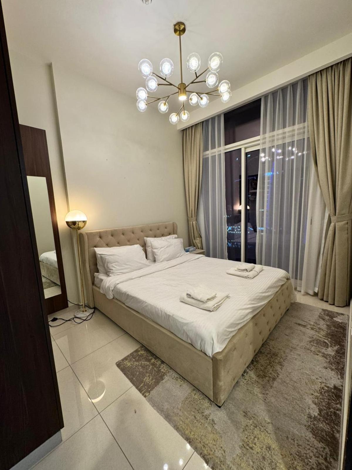 Chic 1-bedroom Retreat With Stunning Canal View Near Burj Khalifa & Business Bay Apartamento *
