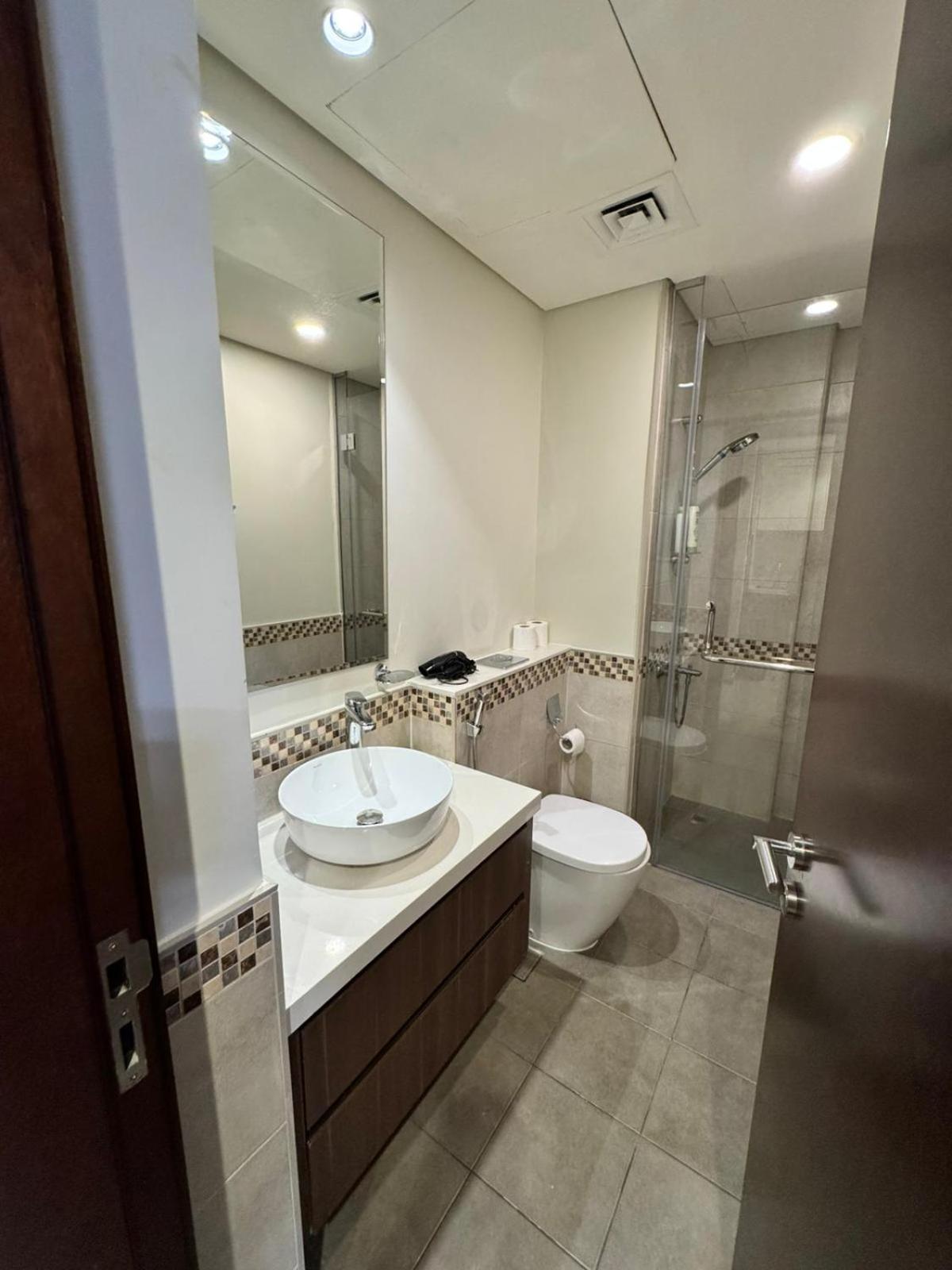 Chic 1-bedroom Retreat With Stunning Canal View Near Burj Khalifa & Business Bay Apartamento Dubai