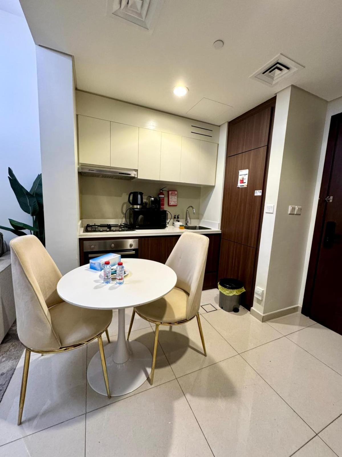 Apartamento Chic 1-bedroom Retreat With Stunning Canal View Near Burj Khalifa & Business Bay