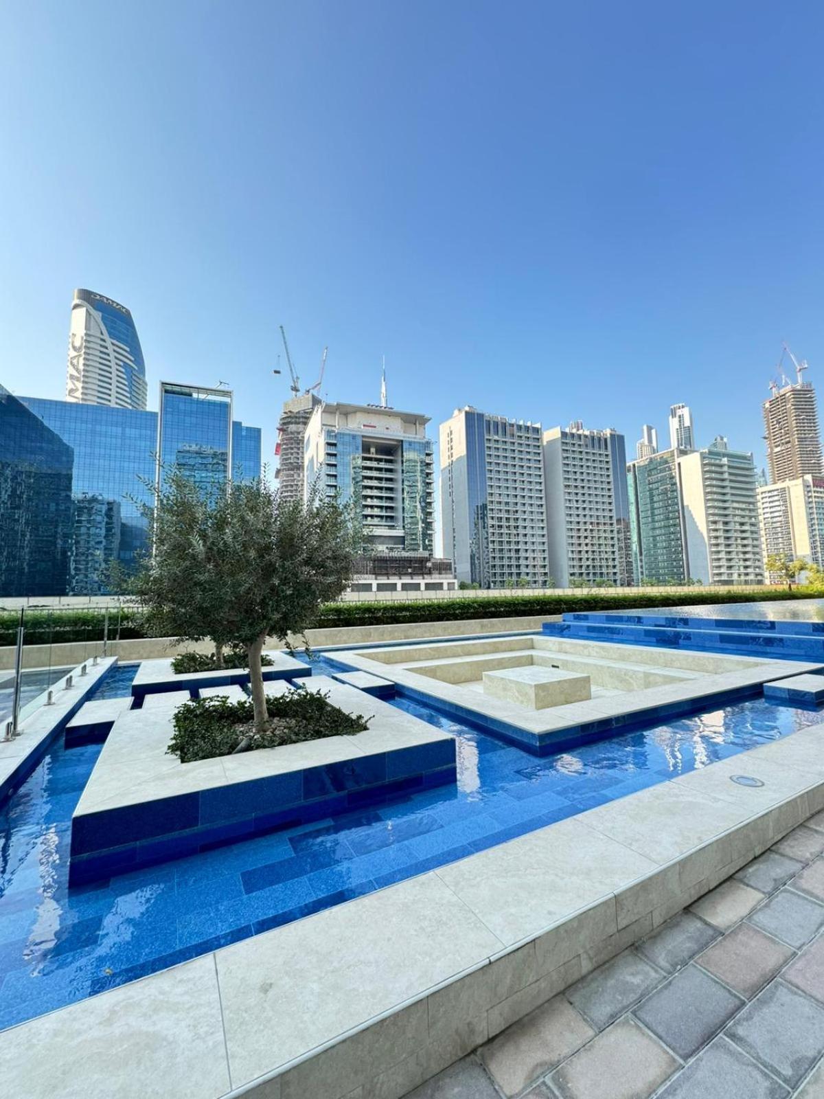 Chic 1-bedroom Retreat With Stunning Canal View Near Burj Khalifa & Business Bay Apartamento