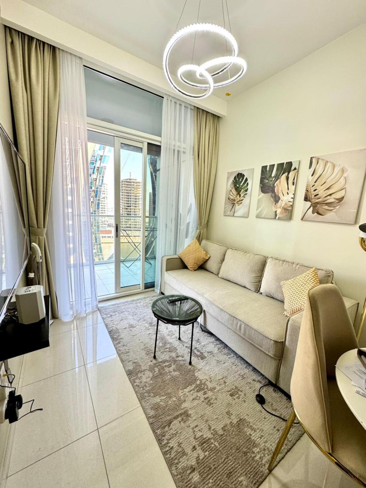 Chic 1-bedroom Retreat With Stunning Canal View Near Burj Khalifa & Business Bay Apartamento Dubai