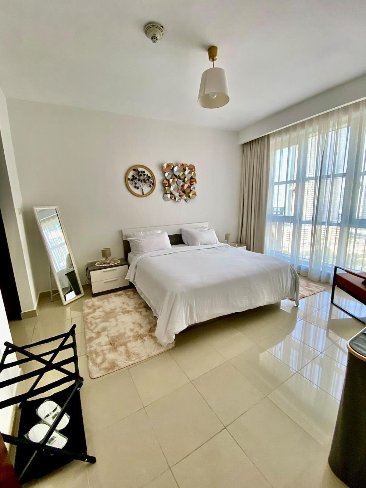 Pansiyon Exceptional Master - Near And Overlooking Burj Khalifa - Host Has Access To Living Space *