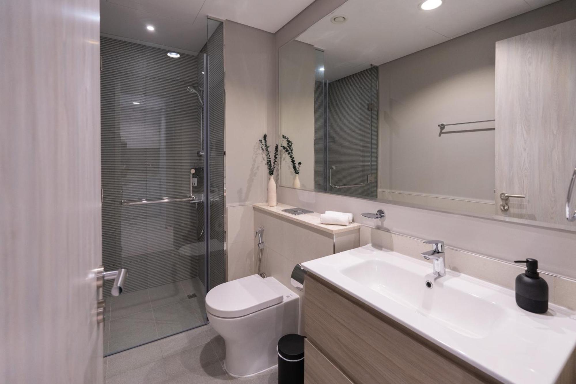 Apartment Keyrock Living - Lakeview Retreat In Business Bay Dubai