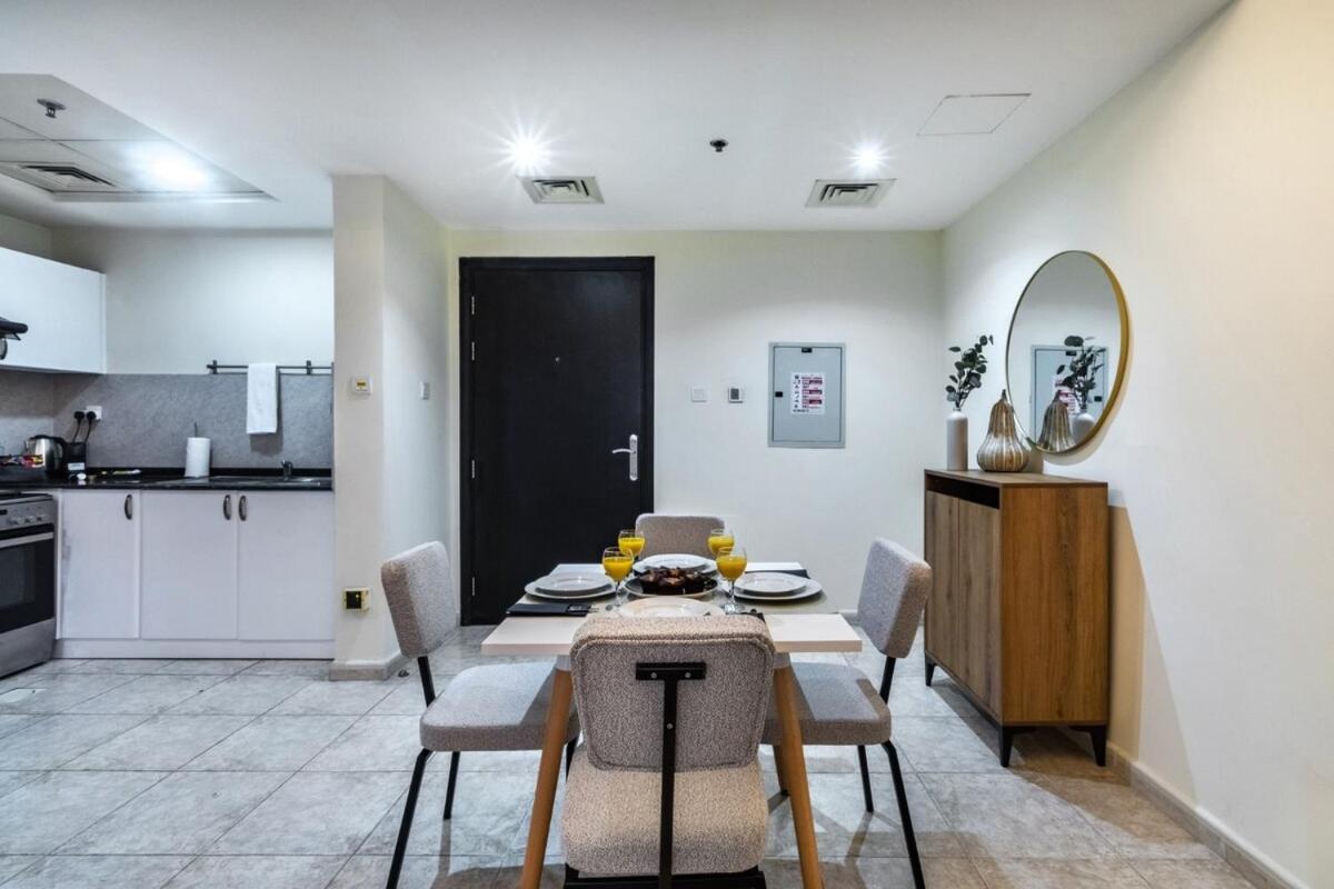 Spacious 1-br Opposite Mall With Huge Pool & Gym Dubai