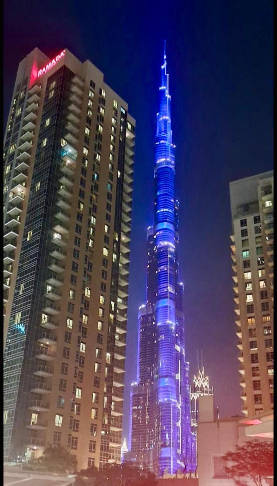 Luxury One Bedroom With Fountain View Opposite Mall Apartment