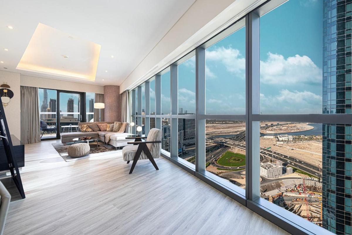 Burj Khalifa View - Amazing Oasis Pool - 1400 Sqft Apartment