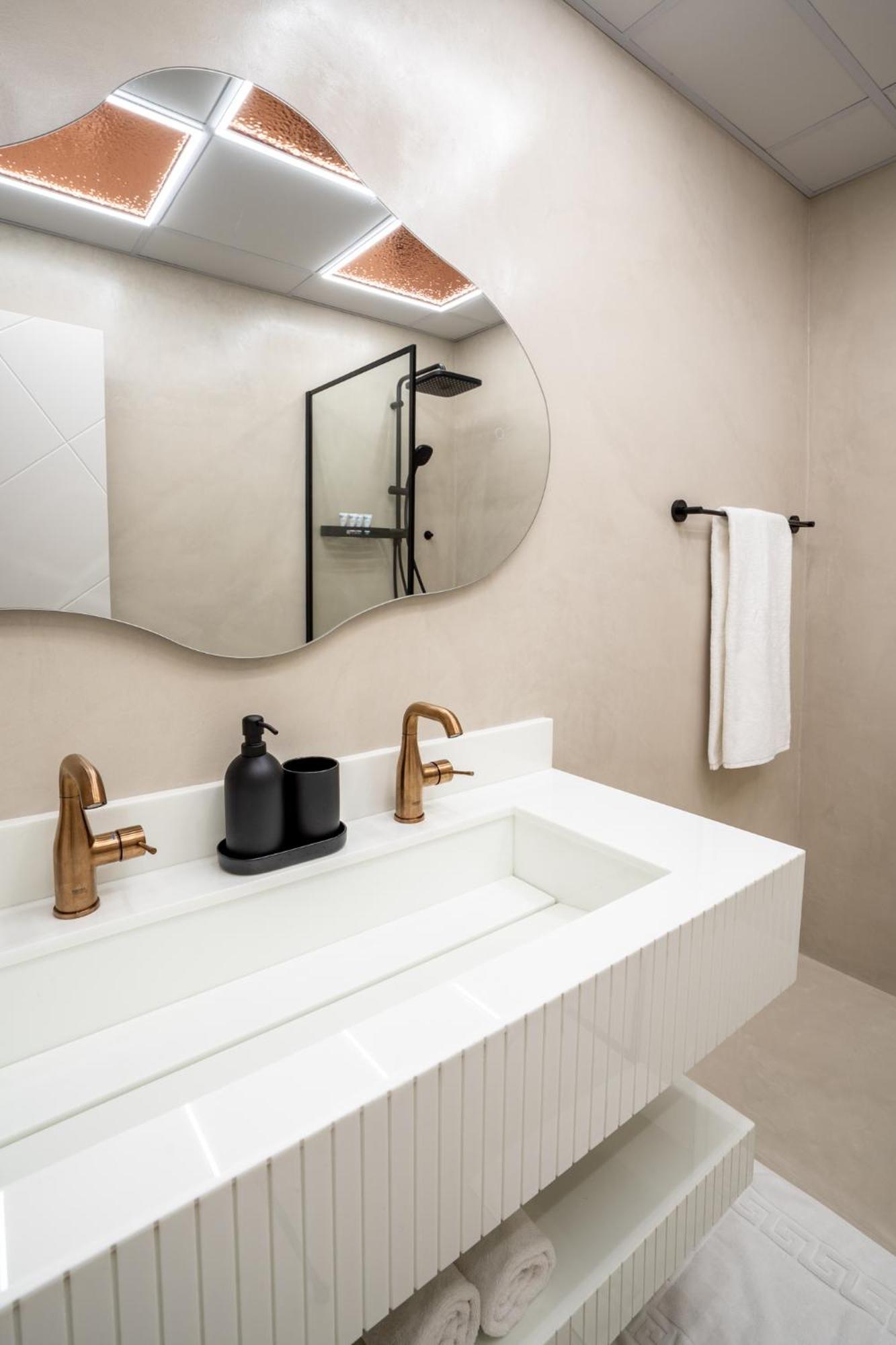 Modern Two Bedrooms In Marina *